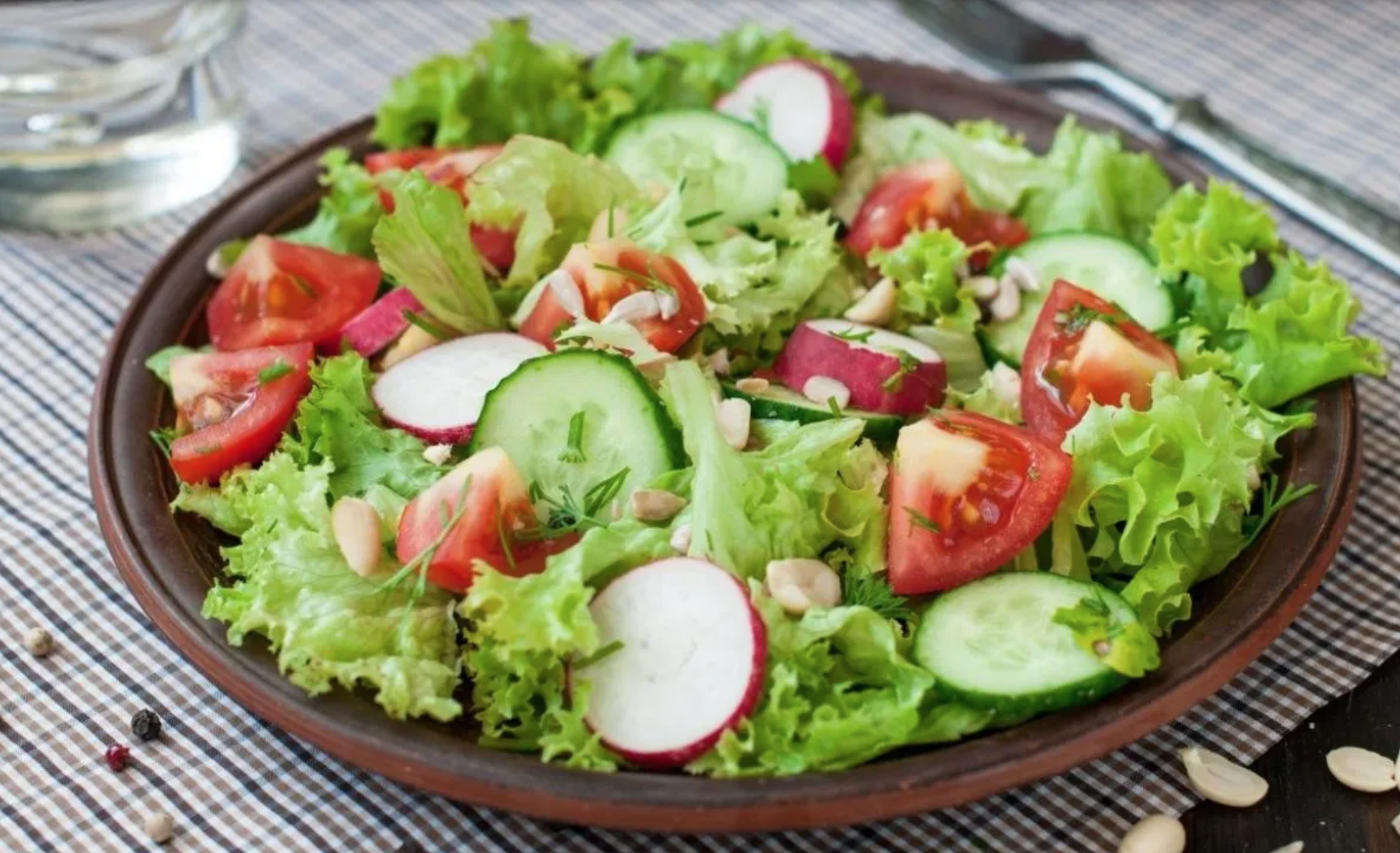 Ensalada de pepino y rábanos con agujas en conserva.